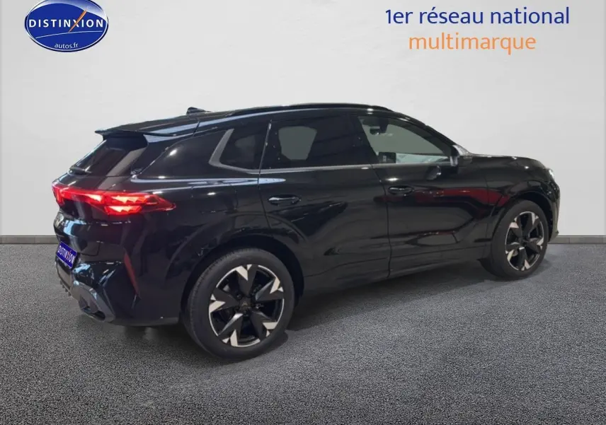 Vue 3/4 arrière droite d'un CUPRA Terramar noir avec jantes 19 pouces et feux arrière LED allumés.