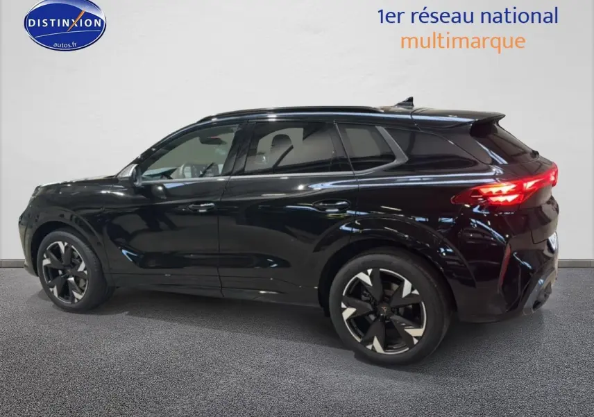 Vue de profil côté gauche d’un SUV CUPRA TERRAMAR noir avec jantes 19 pouces et feux arrière LED allumés.