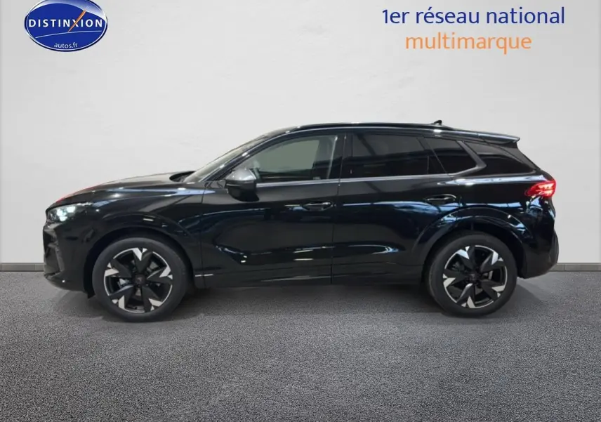 Vue de profil côté gauche du SUV CUPRA TERRAMAR noir avec jantes 19 pouces et vitres surteintées.