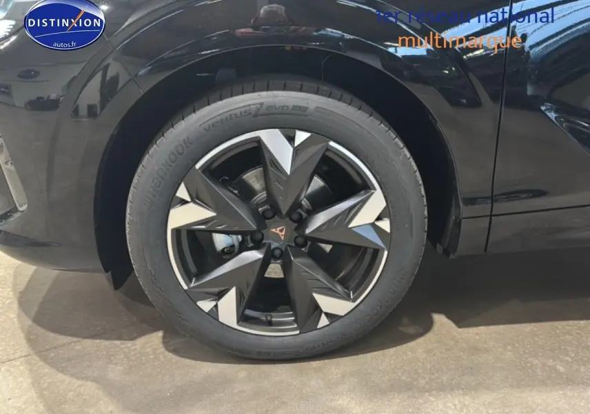 Gros plan sur la jante alu 19 pouces noire et argentée du côté avant droit d'une CUPRA TERRAMAR noire.