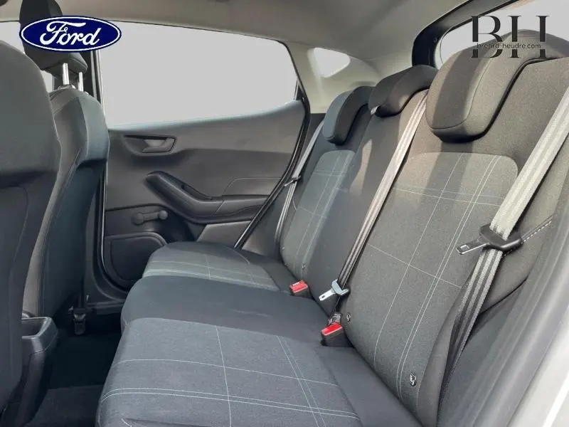 Vue intérieure côté droit de la banquette arrière en tissu gris à motifs carreaux de la Ford Fiesta 2020.