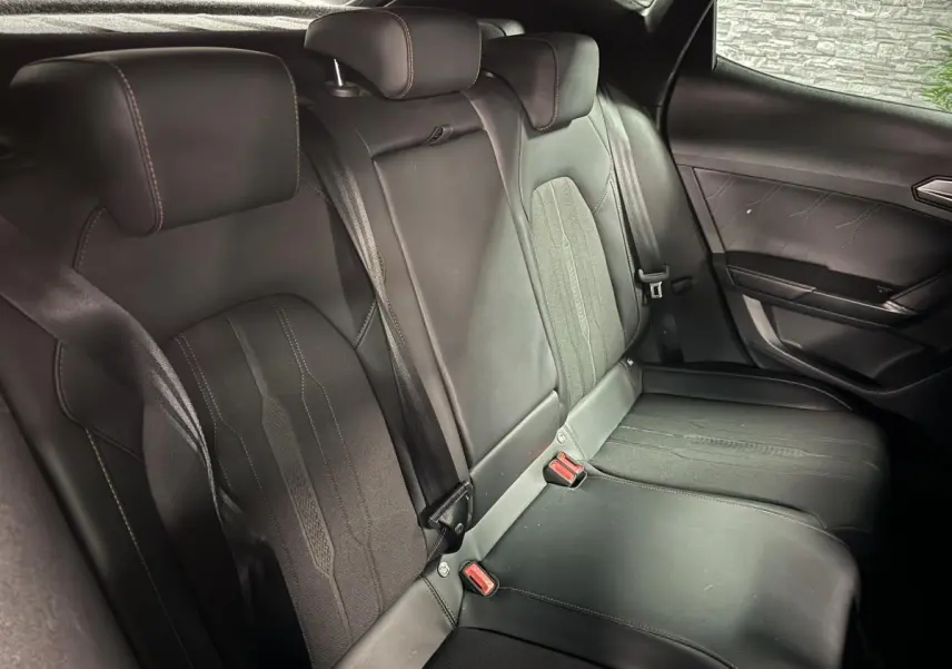 Vue intérieure des sièges arrière noirs en textile et similicuir du CUPRA Formentor 2023 avec surpiqûres contrastantes.