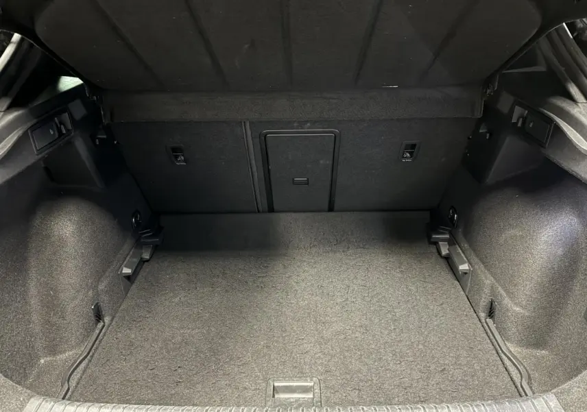 Coffre ouvert vu de face d’un CUPRA Formentor gris, montrant un espace de chargement propre et bien agencé.