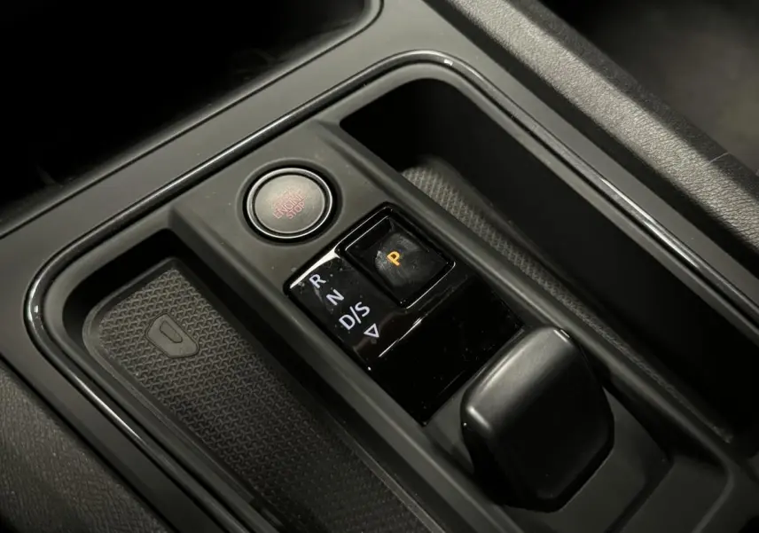 Gros plan sur la console centrale noire du CUPRA Formentor 2023 avec sélecteur de boîte automatique et bouton start/stop.