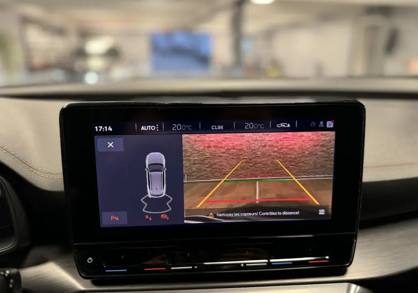 Écran tactile intérieur du CUPRA Formentor 2023 montrant la caméra de recul et l’aide au stationnement.