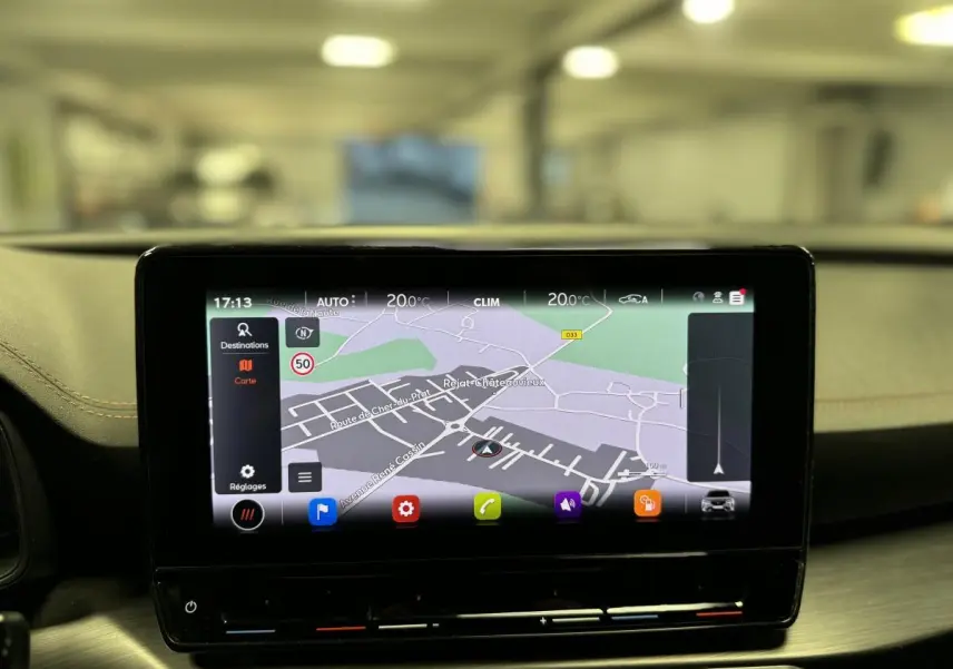 Écran tactile central du tableau de bord de la CUPRA Formentor 2023 affichant la navigation GPS en intérieur.