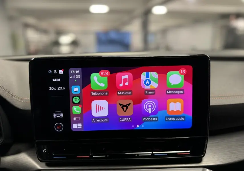 Écran tactile central du tableau de bord de la CUPRA Formentor 2023 affichant Apple CarPlay coloré.