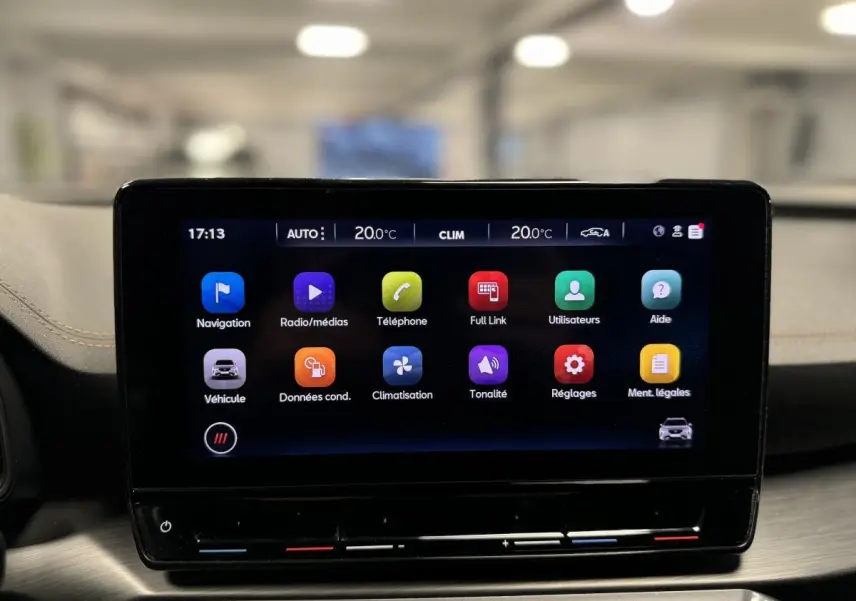Écran tactile central de la CUPRA Formentor 2023 affichant le menu principal avec icônes colorées.