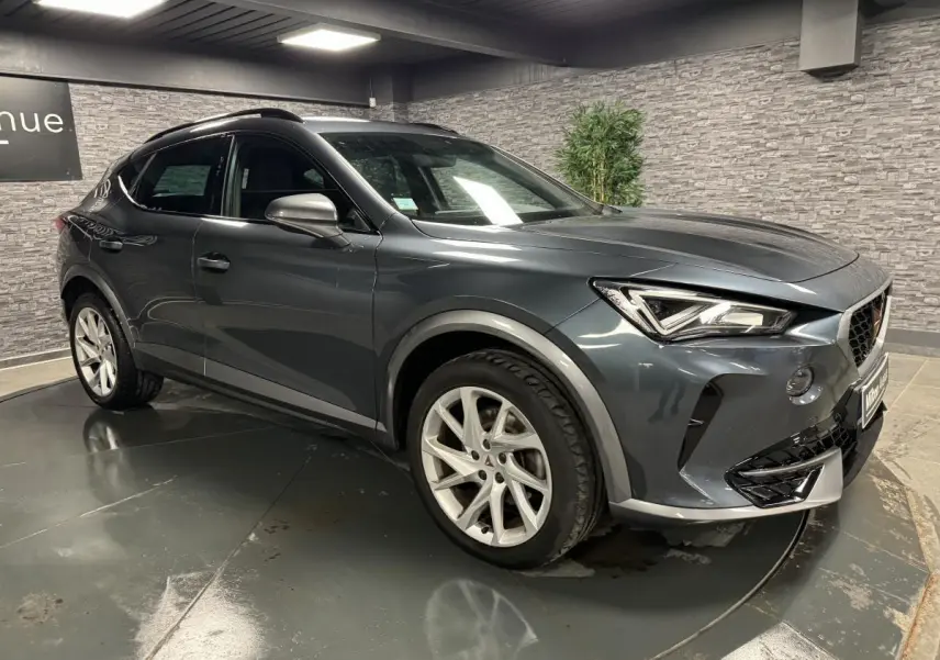 Vue 3/4 avant droite du CUPRA Formentor gris magnétique avec jantes alliage 18 pouces et toit noir brillant.