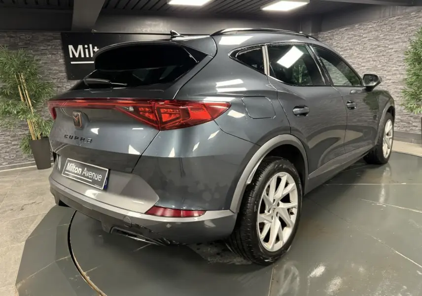 Vue 3/4 arrière droite d'un CUPRA Formentor gris magnétique avec feux arrière LED et jantes alliage 18 pouces.