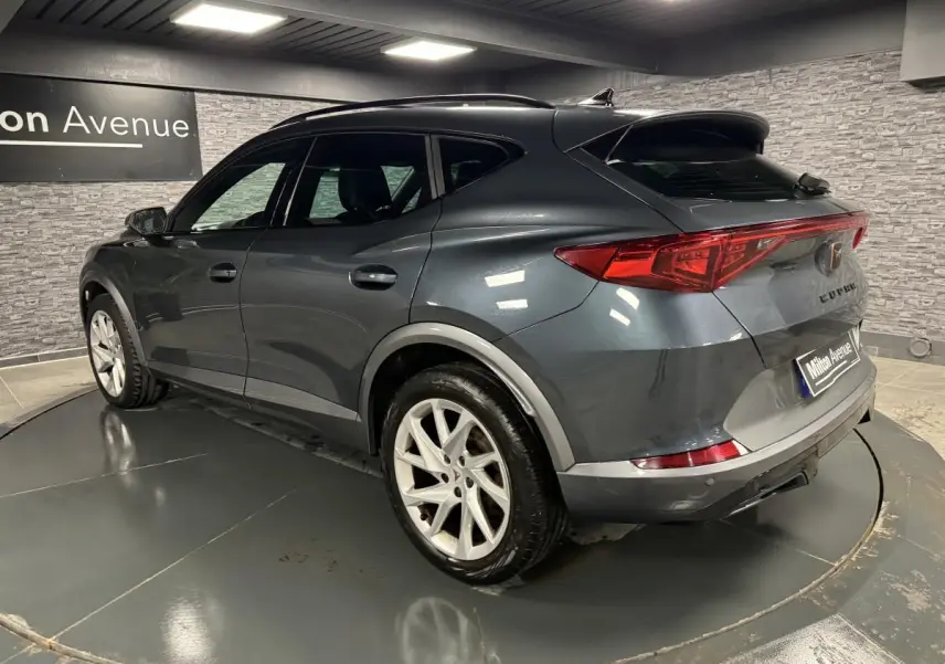 Vue 3/4 arrière droite du CUPRA Formentor gris magnétique 2023 avec jantes alliage 18 pouces et feux arrière LED distinctifs.