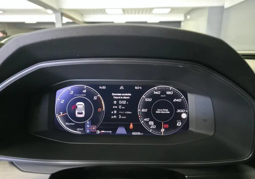 Combiné d'instruments digital de la CUPRA Formentor 2023 affichant compte-tours et vitesse, vue de face intérieure.