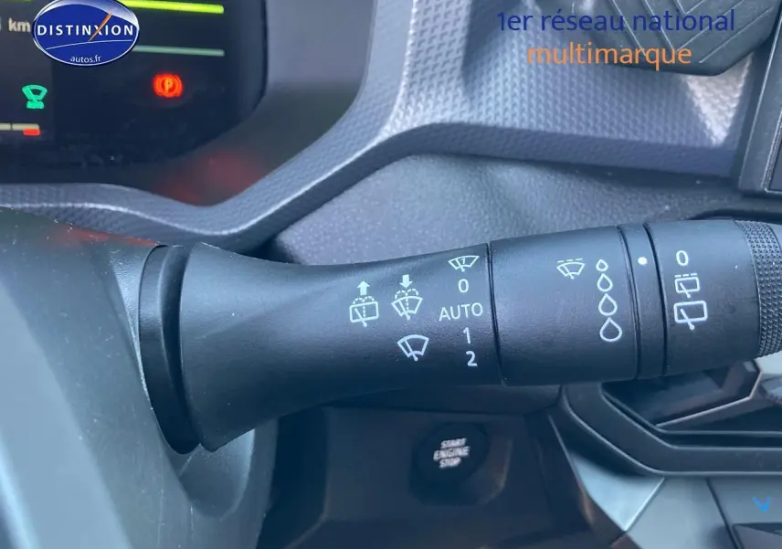 Gros plan sur la commande d’essuie-glace du DACIA Duster gris schiste, avec tableau de bord et bouton start visible.