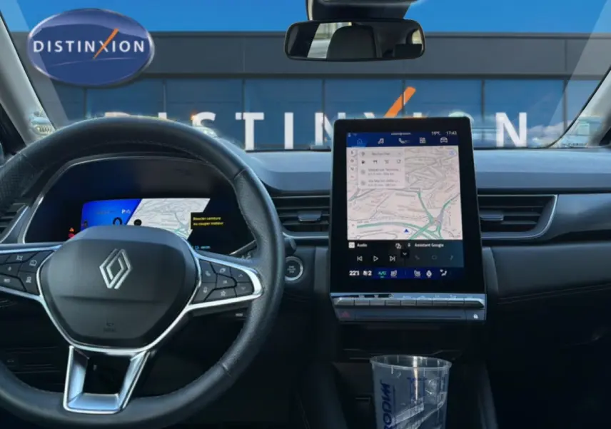 Vue intérieure avant du tableau de bord noir du Renault Symbioz 2025 avec écran tactile vertical et volant multifonction.