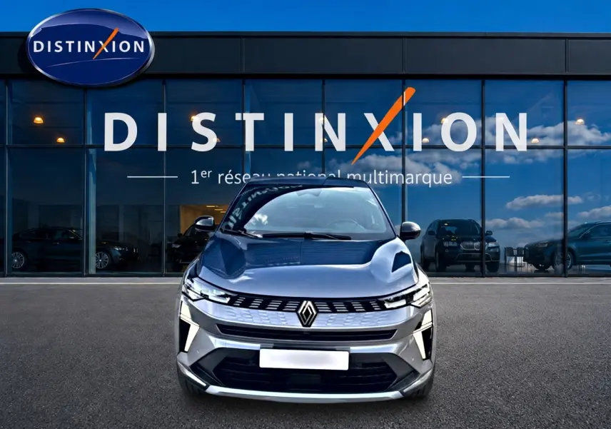 Vue frontale du Renault Symbioz gris cassiopée 2025 avec calandre moderne et phares LED distinctifs.