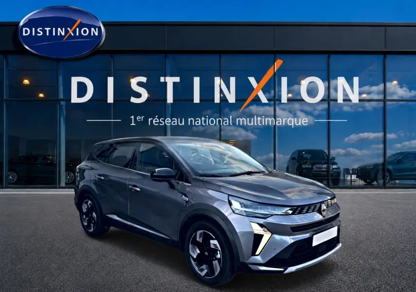 Renault Symbioz gris cassiopée en 3/4 avant droit, avec phares LED et jantes modernes devant vitrine Distinxion.