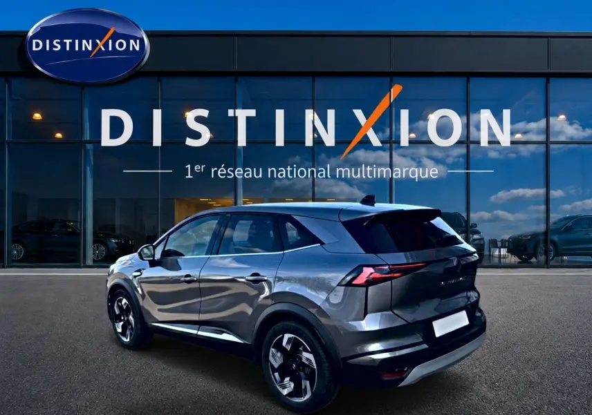 Renault Symbioz gris cassiopée en 3/4 arrière droit, SUV hybride avec feux arrière LED et jantes noires distinctives.