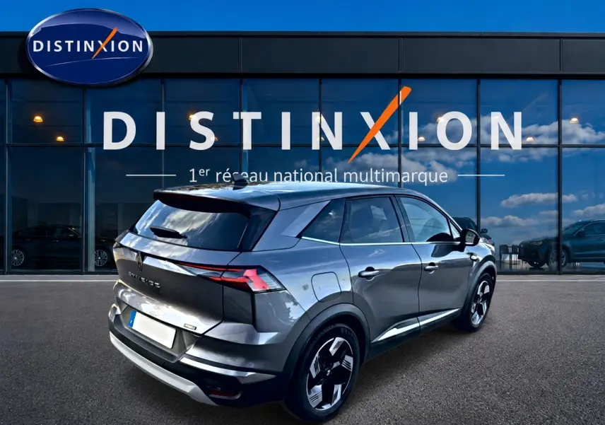 Vue 3/4 arrière droite du Renault SYMBIOZ gris cassiopée, soulignant ses feux arrière fins et ses jantes modernes.