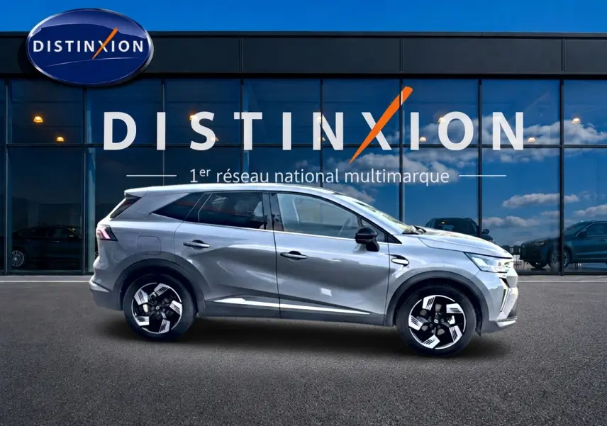 Profil droit du Renault Symbioz gris cassiopée 2025, SUV hybride avec jantes noires et détails modernes.