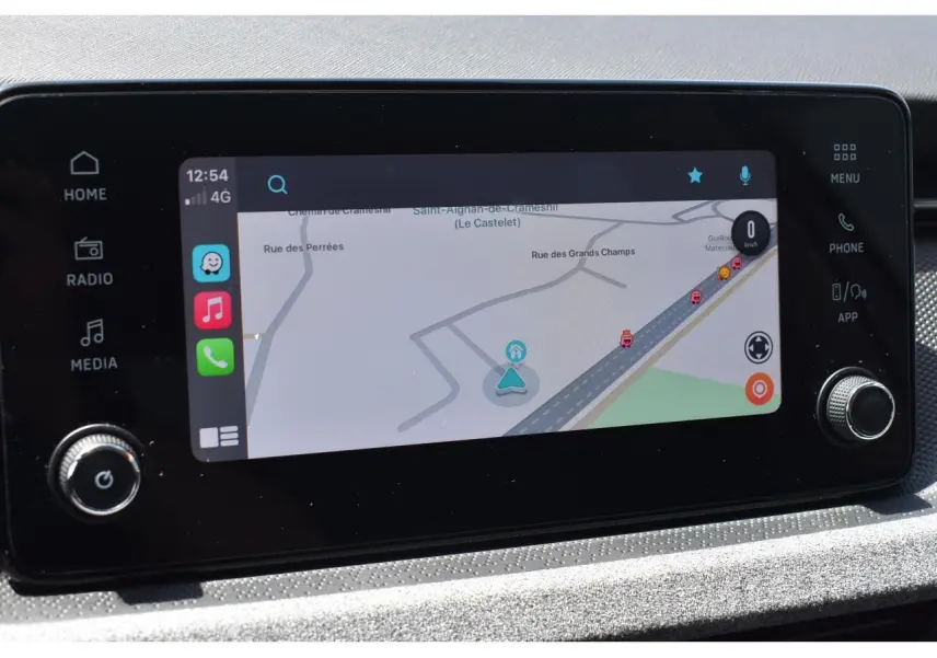 Écran tactile 8,25'' du système d'info-divertissement SKODA SCALA 2025 affichant une carte de navigation.