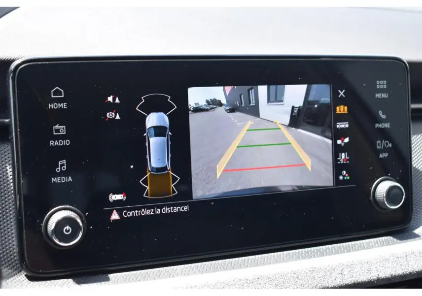 Écran multimédia de la Skoda Scala 2025 montrant la caméra de recul avec guidage de trajectoire.