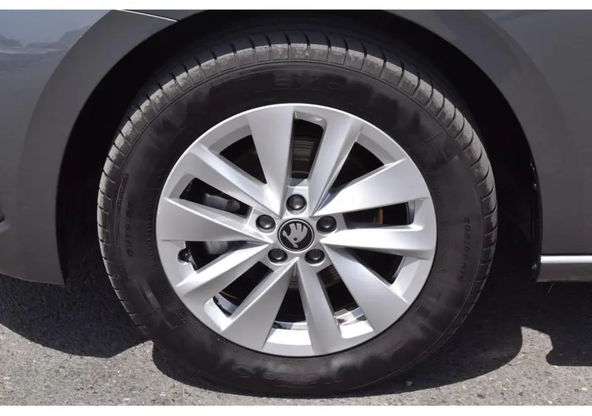 Gros plan sur la jante alliage argent 16 pouces Cortadero Aero d'une Skoda Scala Graphite Grey Metallic.