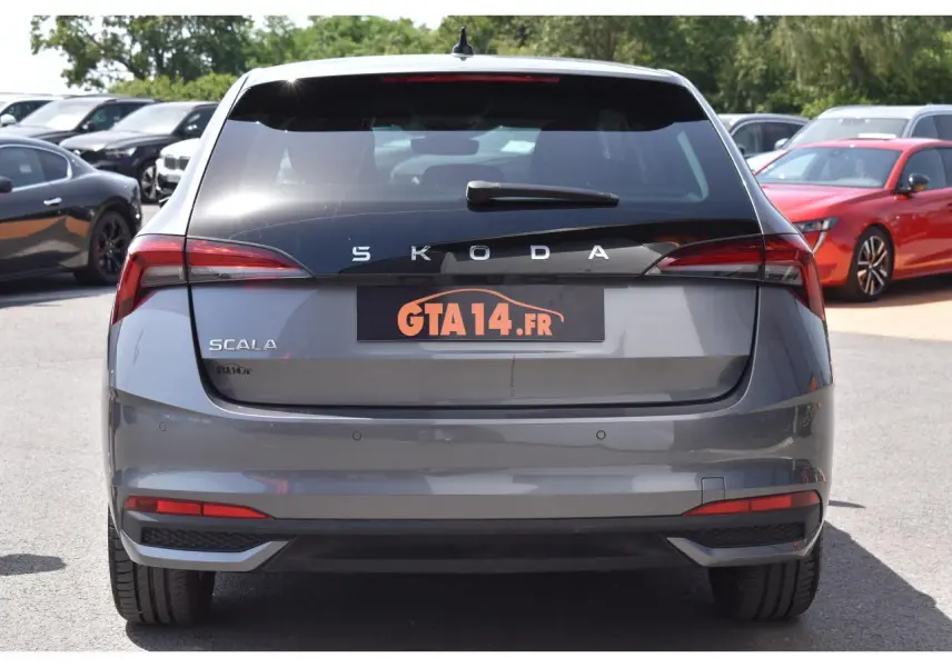 Vue arrière d'une Skoda Scala 2025 gris graphite métallisé avec feux LED et radars de stationnement visibles.