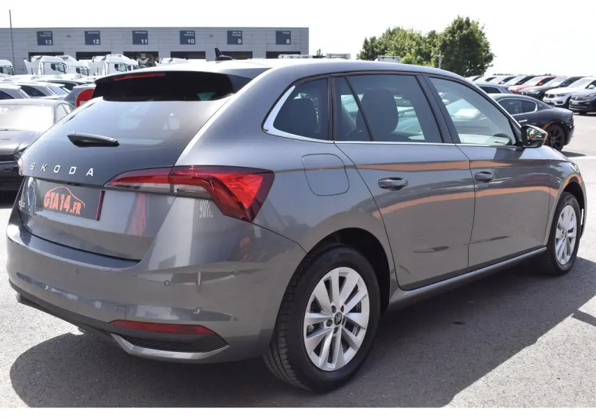 Vue 3/4 arrière droite d'une Skoda Scala 2025 gris graphite métallisé avec jantes alliage 16 pouces Cortadero Aero.