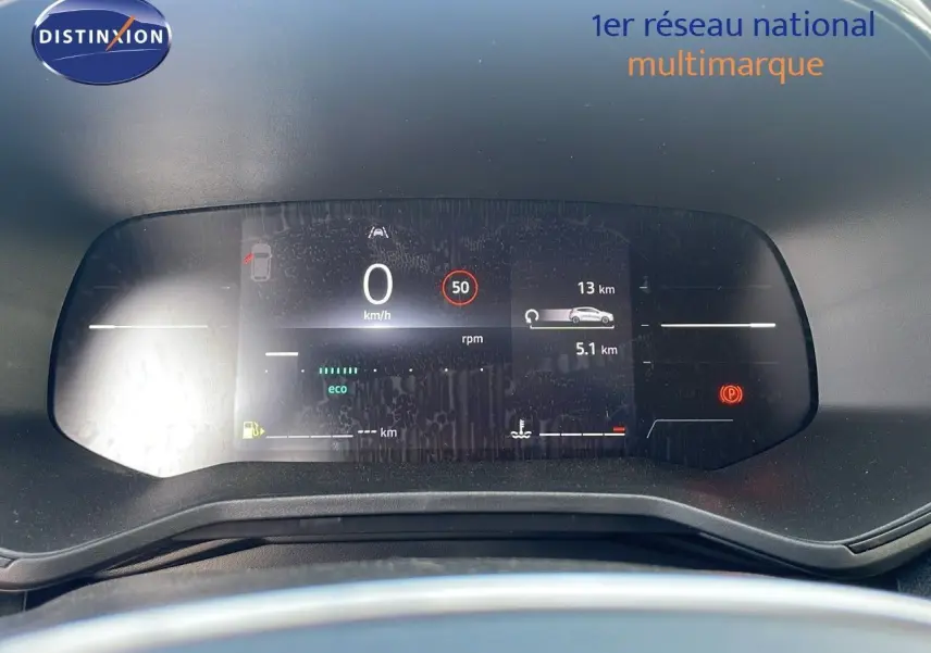 Tableau de bord numérique de Renault Clio 1.5 DCI 100ch Evolution 2025 affichant vitesse, limite à 50 km/h et autonomie.