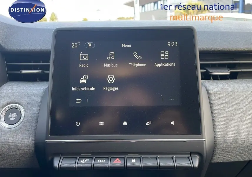 Tableau de bord de Renault Clio 2025 avec écran tactile central affichant menu multimédia, bouton start/stop à gauche.