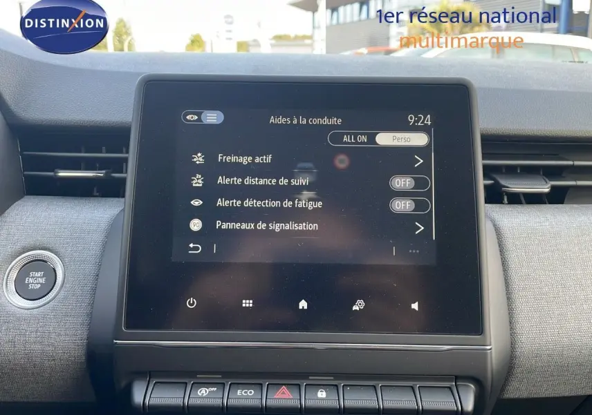 Écran tactile central affichant les aides à la conduite dans l'habitacle d'une Renault Clio gris schiste métal.
