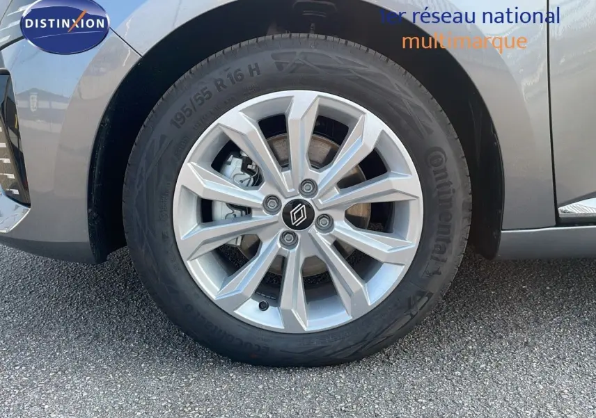 Gros plan sur la roue avant gauche de la Renault Clio gris schiste métal avec jante alliage 16 pouces.
