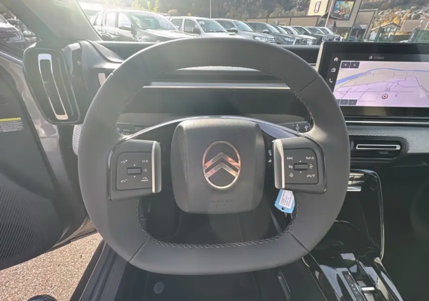 Volant cuir multifonctions Citroën C3 Aircross Hybrid 145, vue de face avec écran tactile et tableau de bord moderne.