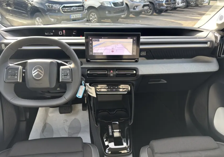 Intérieur avant du Citroën C3 Aircross 2025 avec tableau de bord moderne et écran tactile central visible.