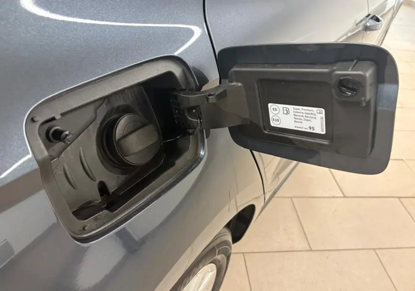 Trappe à carburant ouverte côté gauche d’une SEAT Ibiza gris magnétique 2024, avec bouchon essence visible.