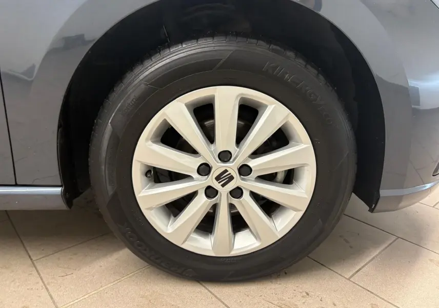 Gros plan sur la roue avant droite d'une SEAT Ibiza gris magnétique 2024 avec jante alliage à dix branches.