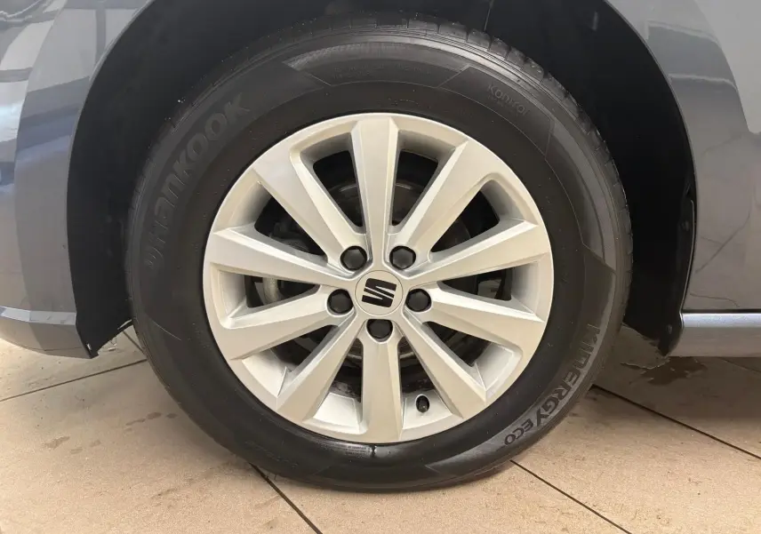 Gros plan sur la roue avant droite d’une SEAT Ibiza 2024 gris magnétique avec jante alliage à dix branches.