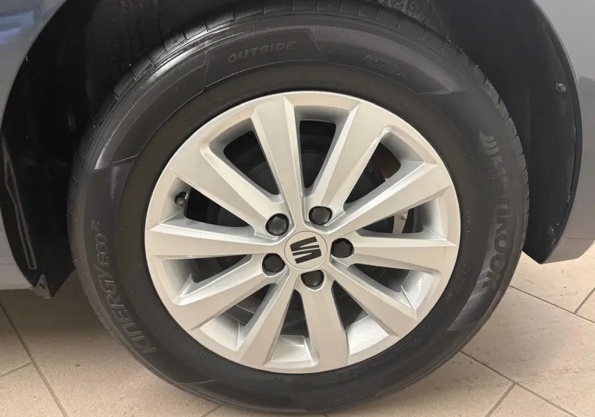 Gros plan sur la jante alliage argentée avec logo SEAT d’une SEAT Ibiza gris magnétique 2024, côté roue avant.