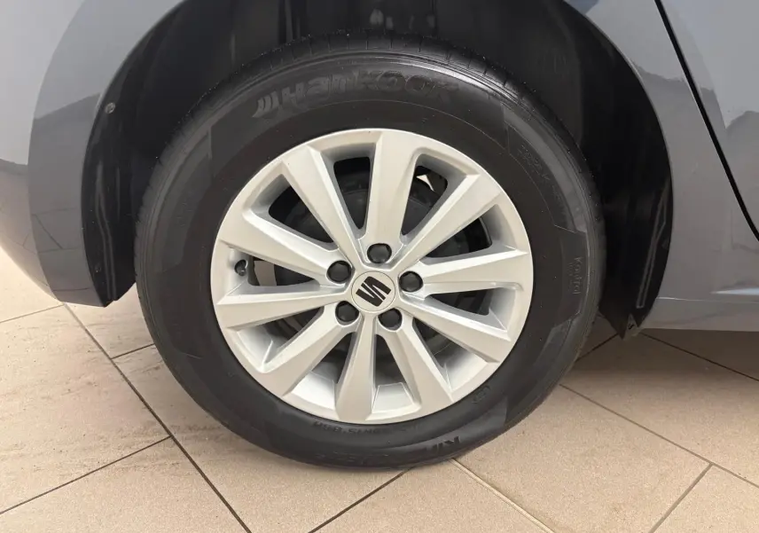 Gros plan sur la roue avant droite d’une SEAT Ibiza 2024 gris magnétique avec jante alliage et pneu Hankook.