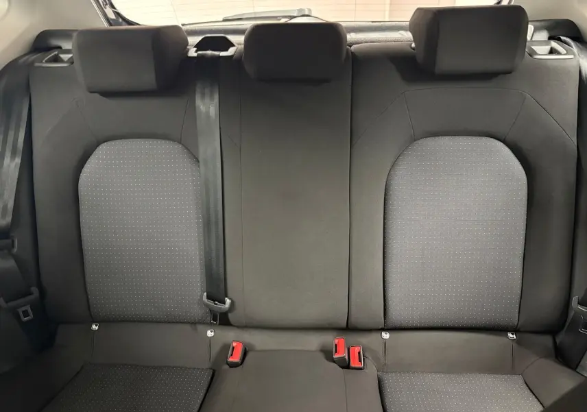Vue intérieure sur les sièges arrière noirs avec appuie-têtes de la SEAT Ibiza 1.0 TSI 95 STYLE 2024.