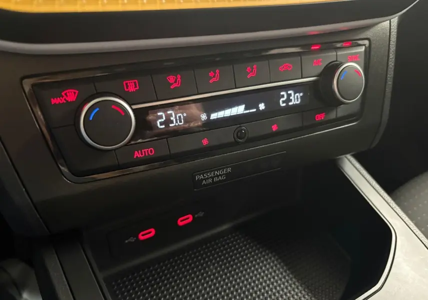Panneau de climatisation numérique avec réglages à 23°C et ports USB rouges dans une SEAT IBIZA 2024 gris magnétique.
