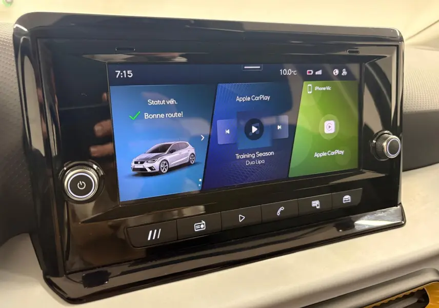 Écran tactile central du tableau de bord de la SEAT IBIZA 2024 gris magnétique, affichant Apple CarPlay.