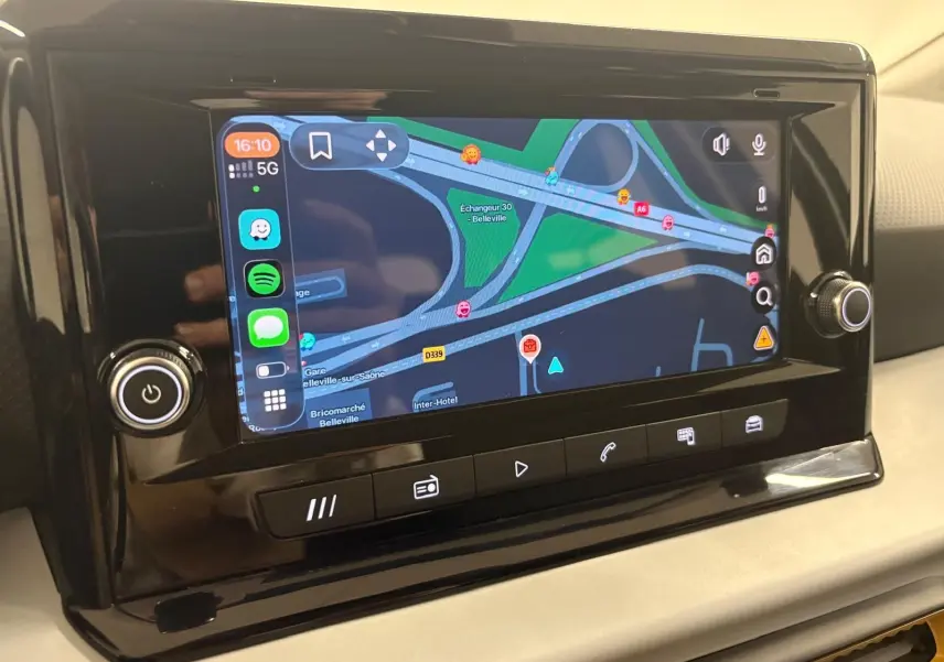 Écran tactile central du tableau de bord de la SEAT Ibiza 2024, affichant une carte de navigation en mode GPS.