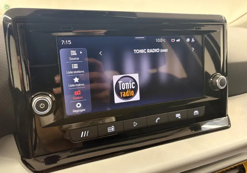 Écran tactile central de la SEAT Ibiza 2024 gris magnétique affichant la radio Tonic en interface moderne.