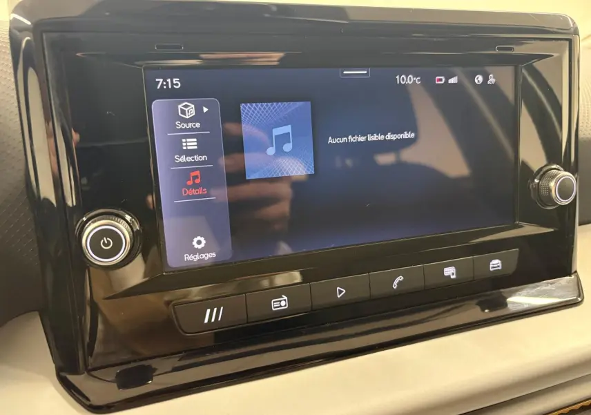 Écran tactile central de la SEAT Ibiza 2024 en gros plan, affichant le menu audio avec fond noir brillant.
