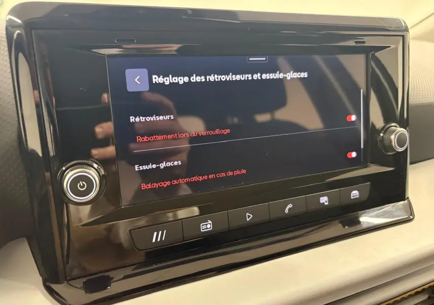 Écran tactile central de la SEAT Ibiza 2024 affichant les réglages des rétroviseurs et essuie-glaces.