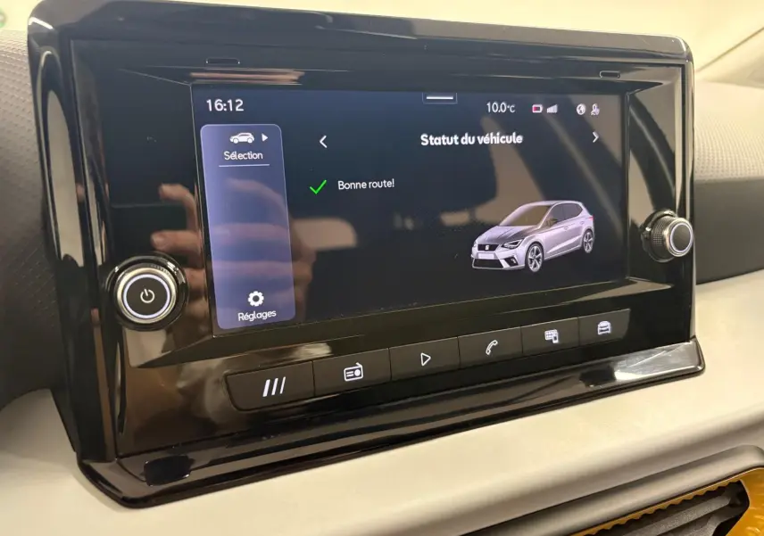 Écran tactile central de la SEAT Ibiza 2024 gris magnétique affichant le statut du véhicule et les réglages.