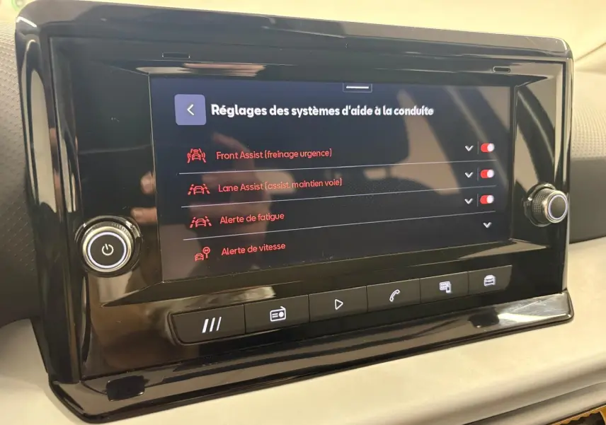 Écran tactile du système d'infodivertissement de la SEAT Ibiza 2024 affichant les réglages d'aide à la conduite.