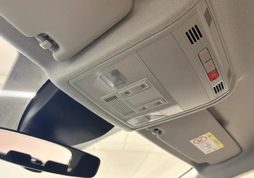 Plafonnier intérieur avec commandes d’éclairage et pare-soleil gris dans une SEAT Ibiza 2024 gris magnétique.