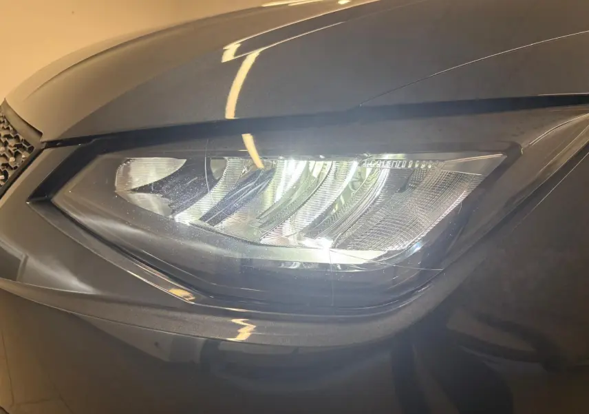 Gros plan sur le phare avant droit de la SEAT IBIZA 2024 en gris magnétique, mettant en valeur ses lignes modernes et précises.